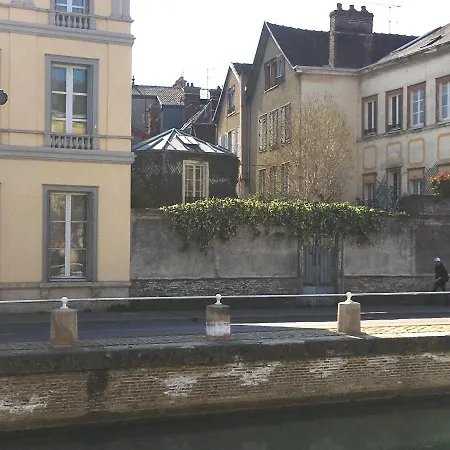 Sur Le Quai Troyes