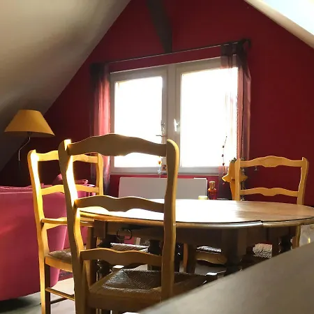 Sur Le Quai Apartment *